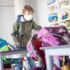 Ein Schüler kommt mit Mundschutz in die Klasse und stellt seine Schulranzen auf seinen Tisch. (Symbolfoto)