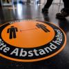 Abstand halten - in der Praxis klappt das nicht immer. Auch nicht ganz einfach: Alle aktuellen Corona-Regeln zu kennen. Manchmal ändern sich die Dinge minütlich. 