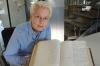 Doris Badel, Leiterin des Stadtarchivs,  mit der "Bernbeck-Chronik".