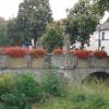 Historische Rundbogenbrücke im Ortskern von Schonungen über die Steinach.