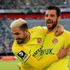 Jubeln die Kickers (hier Fabio Kaufmann/links und Luca Pfeiffer nach dem 2:1 beim KFC Uerdingen) auch gegen Rostock wieder? Mit einem Sieg würden die Kickers einen großen Schritt Richtung zweite Bundesliga machen.
