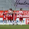Da war das Ding durch: Die Kickers bejubeln kollektiv das 3:0 durch Torschütze Luca Pfeiffer, bei den Spielern des FC Hansa Rostock hängen die Köpfe.
