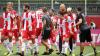 Gemeinsamer Jubel: Spieler und Trainer freuen sich über Luca Pfeiffers Treffer zum 2:0 gegen Rostock.