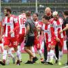 Gemeinsamer Jubel: Spieler und Trainer freuen sich über Luca Pfeiffers Treffer zum 2:0 gegen Rostock.