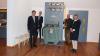 "Unter Strom": Museumsleiterin Ariane Weidlich, Landrat Thomas Habermann, Joachim Schärtl, Prokurist beim ÜW, und ÜW-Geschäftsführer Helmut Grosser (von rechts) an einem Mittelspannungsschalter, wie es ihn an Strommasten, in Schalthäusern und Trafostationen gibt.