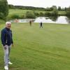 Jochem Kehl (vorne), der Vizepräsident des Golfclubs Maria Bildhausen, ist froh, dass auf den Bahnen und den Grüns seiner Anlage wieder gegolft werden darf.