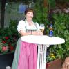 Lore Schick vor ihrer Bierstube "Zur Lore" in Roden. Sie hätte ihren Ehrentag gerne groß gefeiert.