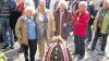(heb)   Der Brauch des Osterbrunnen-Schmückens in der Fränkischen Schweiz lockt jedes Jahr viele Touristen, Familien mit Kindern und Reisegruppen in die Fränkische Schweiz. Wie jedes Jahr brach auch der Seniorenkreis aus Unterspiesheim-Oberspiesheim-Gernach zur Osterbrunnenfahrt auf. Den ersten Osterbrunnen des Ausflugs gab es in Teuchatz zu bestaunen, weitere in Tiefenpölz, Oberngrub, Zoggendorf und Heiligenstadt. Nach der Mittagspause in Heiligenstadt stand in Gößweinstein ausnahmsweise nicht der Osterbrunnen im Vordergrund. Die dortige Wallfahrtsbasilika, eine von Balthasar Neumann erbaute Barockbasilika, lud zu Gebet und Gesang ein. Anschließend besuchte die Reisegruppe den wohl bekanntesten und größten Osterbrunnen in Bieberbach: Der Dorfweiher des Ortes steht mit über 10 000 handbemalten Enten-, Gänse- und Hühnereiern sogar im Guinness-Buch der Rekorde. Die Brunnen werden ein paar Tage vor Ostern von freiwilligen Helfern geschmückt. Das Ausblasen, Bemalen und Verarbeiten der Eier beginnt jedoch schon Monate vorher.