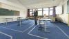Schulleiter Winfried Gintschel steht in einem Klassenzimmer der Mittelschule am Heuchelhof in Würzburg. Er und seine Kollegen bereiten sich auf den eingeschränkten Schulbeginn am Montag vor.
