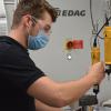 Jedes einzelne Gerät muss eine Testphase durchlaufen. Benedikt Braun von Gardner Denver in Bad Neustadt bei der Endmontage. Jedes einzelne Gerät muss eine Testphase durchlaufen. Benedikt Braun von Gardner Denver in Bad Neustadt bei der Endmontage.