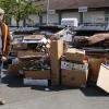 Bereits nach einer Stunde waren die Container am Bauhof überfüllt. Leiter Peter Bechold sorgte mit einem Mitarbeiter für einen reibungslosen Ablauf.
