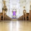 Blick auf den leeren Innenraum der Kirche St. Peter und Paul in Würzburg. Gottesdienste sind im Bistum nun wieder möglich - aber nur unter strengen Auflagen.