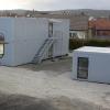 Die Bürocontainer auf dem Parkplatz als Ausweichquartier des Bauamtes machen die anstehende Sanierung des Zellinger Rathauses sichtbar. 