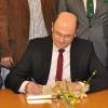 Minister Albert Füracker beim Eintrag ins Goldene Buch der Stadt Hofheim. Landrat Wilhelm Schneider (links) und Bürgermeister Wolfgang Borst (rechts) assistieren. Minister Albert Füracker beim Eintrag ins Goldene Buch der Stadt Hofheim. Landrat Wilhelm Schneider (links) und Bürgermeister Wolfgang Borst (rechts) assistieren.
