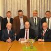 Finanzminister Albert Füracker (Mitte) schrieb sich am Donnerstag in das Goldene Buch der Stadt Hofheim ein. Mit dabei waren (vorne, von links) Landrat Wilhelm Schneider, Minister Albert Füracker, Bürgermeister Wolfgang Borst sowie (hinten, von links) die Bürgermeister Claus Bittenbrünn, Bernd Fischer, Hubert Endres, CSU-Ortsvorsitzender Alexander Bergmann, Landtagsabgeordneter Steffen Vogel und die Bürgermeister Hermann Niediek und Michael Ziegler.