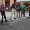 Auf dem Dorfplatz in Unterschleichach haben viele freiwillige Helfer angepackt, um ein besser begehbares Pflaster zu verlegen. Die Arbeiten liefen Hand in Hand.