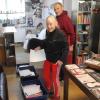 Die vom Stiftungsgeld bestellten Bücher sind in der Buchhandlung Heinlein in Wiesentheid eingetroffen. Marika und Bruno Heinlein sortieren das Ganze, bevor es dann verteilt wird. Die vom Stiftungsgeld bestellten Bücher sind in der Buchhandlung Heinlein in Wiesentheid eingetroffen. Marika und Bruno Heinlein sortieren das Ganze, bevor es dann verteilt wird.
