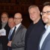Machten sich am Donnerstagabend vor dem Wahlforum auf der Bühne schon mal locker (von links): Moderator Siegfried Farkas (Main-Post), Gerhard Schneider (CSU), Dirk Vogel (SPD), Peter Eggen (AfD) und Moderator Benedikt Borst (Saale-Zeitung).