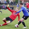 Die letzte Qualifikationsunde der Landesligisten war auch gleichzeitig der letzte Auftritt der FT Schweinfurt im Toto-Pokal in dieser Saison: Die Turner (links im Bild Dominik Popp) unterlagen der SpVgg Jahn Forchheim (rechts Fabian Hofmann) mit 0:2 (0:1). Der Traum, dass, wie 2019, 1860 München oder ein anderer namhafter Kontrahent ian die Maibacher Höhe kommt, ist damit ausgeträumt. Die Niederlage gegen den Klub aus der Nordost-Staffel war verdient. „In der Spieleröffnung haben wir sehr viele falsche Entscheidungen getroffen“, gab FTS-Trainer Adrian Gahn zu. „Das war nicht das, was wir in den letzten Wochen trainiert haben.“ Möglicherweise sei die Umstellung von Kunst- auf Naturrasen ein wichtiger Faktor gewesen. Wobei der Platz auf der Maibacher Höhe gut bespielbar gewesen sei. Beim frühen 0:1 durch Fabian Schwab (18.) wurde die FTS-Viererkette durch einen langen Ball ausgehebelt. Den Turnern fehlte es nicht am Willen, aber diesmal an Struktur. So gab es keine echte Ausgleichschance. Das 0:2, ebenfalls durch Schwab (87.), resultierte aus einem Konter. „Ich hoffe, dass einer missglückten Generalprobe ein positver Rückrundenauftakt folgt“, so Gahn. Die FTS hatte vor nur 86 Zuschauern in folgender Aufstellung gespielt: Mai – Mock, Zeißner, Hölderle, Dietrich (61. Siegmund) – Reuß, Rinbergas (44. Öztürk), Reith – Mosandl (79. Herrmann), Popp, Walton. (sel)
