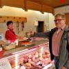 Auch Nordheims Bürgermeister Guido Braun gehörte am letzten Öffnungstag der Metzgerei Höhn zu den Kunden, die ihren Bedarf an Wurst- und Fleischwaren eindeckten. Foto Walter Braun Auch Nordheims Bürgermeister Guido Braun gehörte am letzten Öffnungstag der Metzgerei Höhn zu den Kunden, die ihren Bedarf an Wurst- und Fleischwaren eindeckten. Foto Walter Braun