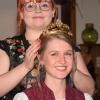 Hannah Schmidt krönt die neue Bullenheimer Weinprinzessin Sarah Schmidt.