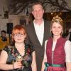 Bullenheims Weinbauvereinsvorsitzender Robert Kistner dankt Hannah Schmidt (links) für ihr Engagement in der zweijährigen Amtszeit und freut sich auf die Zusammenarbeit mit der neuen Weinprinzessin Sarah Schmidt. Bullenheims Weinbauvereinsvorsitzender Robert Kistner dankt Hannah Schmidt (links) für ihr Engagement in der zweijährigen Amtszeit und freut sich auf die Zusammenarbeit mit der neuen Weinprinzessin Sarah Schmidt.