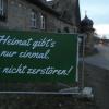 Mit großen Bannern machte die Bürgerinitaitive - hier vor Schloss Eyrichshof - auf ihr Anliegen aufmerksam. Die Eberner Einwohner sprachen sich aber mit deutlicher Mehrheit für eine Änderung des Bebauungsplanes für das angedachte Hochregallager aus.