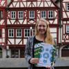 VHS-Leiterin Jasmin Kleinschroth mit dem neuen Programmheft des Sommersemesters 2020.