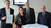 Die Akutgeriatrie der Haßberg-Kliniken ist ab sofort eine Akademische Lehreinrichtung der Universität Würzburg. Das Bild zeigt (von links) Dr. Frank Schröder, Chefarzt der Geriatrie, Prof. Dr. Sarah König, Leiterin des Lehrstuhls für Medizindidaktik, Klinikchef Stephan Kolck und Landrat Wilhelm Schneider.