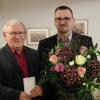 Linus Stehpan (links) wurde für seine langjährigen Dienste als Gemeindebote von Bürgermeister Bernd Fischer verabschiedet.