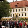 Im Hof von Schloss Weißenbrunn im Naturpark Haßberge fand in diesem Jahr eine Veranstaltung aus der Reihe „Kunststück“ statt.
