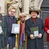 Vor der Dettelbacher Wallfahrtskirche übergaben Autoren und Verleger das Buch (von links): Dr. Hans Bauer, Meike Bauer, Dr. Hans-Ludwig Oertel und Kirchenpfleger Mathias Weissmann.