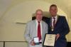 Die Bürgermedaille der Stadt Kitzingen in Silber erhielt Hans Sauer (links) vom TV Etwashausen von Oberbürgermeister Siegfried Müller.