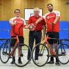 Ein eingespieltes Trio: Beim Radball müssen die Mitspieler perfekt harmonieren. Gut, dass sich Alexander Schwarz (links), Coach Hubert Henz und Florian Henz (rechts) schon lange kennen.