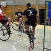 Akrobatisch: RV-89-Radballer Alexander Schwarz (links) versenkt den Ball nach einer Ecke. Seine Trainings-Gegner Frank Koob (Mitte) und Bernd Beuschel (im Tor) haben keine Chance. Akrobatisch: RV-89-Radballer Alexander Schwarz (links) versenkt den Ball nach einer Ecke. Seine Trainings-Gegner Frank Koob (Mitte) und Bernd Beuschel (im Tor) haben keine Chance.