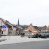 Die Segnitzer Ortsdurchfahrt ist fertig und als verkehrsberuhigter Bereich markiert. Doch nicht alle halten sich an die Schrittgeschwindigkeit und nur selten parken die Fahrzeuge so ordentlich wie hier. Der Gemeinderat will nun Abhilfe schaffen.