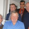 Die Jubilare Walter Kuhn und Anton Hahn (vorne von links) sowie Dirigent Siegfried Hußlein freuten sich mit Sänger des Jahres Hugo Zeis (hinten links) und den Vorsitzenden Roland Appel und Leo Weinig.