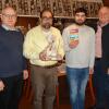 Tourismusreferent Gerhard Nägler (links) und Bürgermeister Georg Seiffert (rechts) begrüßten  Evangelos Athanasiou und seinen Sohn  Paraskevas  Athanasiou in Bischofsheim. Sie betreiben das griechische Restaurant "Rhodos" am Bischofsheimer Marktplatz.