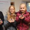 Die Miniaturkrippen, die Christine Kastner (rechts) und Alfred Beetz für die Ausstellung des Kulturvereins zusammengetragen hatten, begeisterten auch die jungen Besucher.