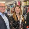 Hofheims Bürgermeister Wolfgang Borst (links) gratulierte Stephanie und Andreas Böhm zur Neueröffnung des Kinder-Secondhand-Ladens „Pusteblume”.