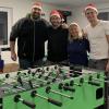 „Bolzplatz“, das ist ein Synonym geworden bei Marcus Schulz (links), Abteilungsleiter Tischfußball bei der DJK Salz und Christian Fiedler (Zweiter von links) , Geschäftsführer von Leonhart.