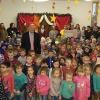 Die stolze Summe von 5000 Euro überreichte Bernhard Firner, der Geschäftsführer der Firma Firner Trautwein Präzisionsdrehteile, zu gleichen Teilen an die Caritas-Kindertagesstätte St. Michael und die Evang.-Luth. Kindertagesstätte „Regenbogenhaus“.  Die Leiterinnen Susanne Bös-Naumann und Susanne Schmid wollen mit Hilfe dieser Spende im Caritas-Kindergarten unter anderem die Bücher austauschen beziehungsweise im Regenbogenhaus den Niederseilgarten in der Außenanlage ausbauen. Bürgermeister Thomas Stadelmann dankte dem Unternehmer für seine Spende und sein Engagement, das er auch bei der 1000-Jahr-Feier bewiesen hat.