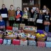 Die Vertreter der Schülermitverwaltung und des Sozialen Arbeitskreises der Wallburg-Realschule überbrachten mit ihren Lehrern Werner Steger, Corinna Hartwich-Beck und Maria Brasch (von links) die Päckchen und Geschenke zum Tafelladen in Eltmann. Darüber freuen sich außerdem Direktorin Manuela Küfner und die Tafel-Vorsitzende Marianne Schmittlutz.