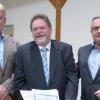 50 Jahre Mitglied beim TV Oberndorf: Die zwei Vorsitzenden Udo Schneider (links) und Matthias Kühne (rechts) ehrten Jubilar Ernst Brand.