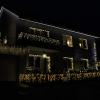 10 000 Lichter und eine Projektion mit dem Schriftzug "Merry Christmas" (Englisch für "Frohe Weihnachten") strahlen an der Hausfassade der Schneiders. 10 000 Lichter und eine Projektion mit dem Schriftzug "Merry Christmas" (Englisch für "Frohe Weihnachten") strahlen an der Hausfassade der Schneiders.