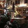Der erste Schnee des Winters am 11. Dezember 2019 in Lohr: Die Bimmelbahn um den Märchenbrunnen am Unteren Marktplatz beanspruchte Platz, der für Buden des Weihnachtsmarktes fehlte. 