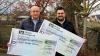 Die beiden Benefizkonzerte der Volkacher Band "Isabellas" brachten 4001,60 Euro an Spenden. Der Betrag ging an die Station Regenbogen und die Kinderpalliativstation, beide in Würzburg. Die Schecks überreichte Isabellas-Sänger Manuel Prieto (rechts) an Karl-Heinz Elflein (Untereisenheim). 