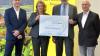 Die Spende über 1000 Euro für den Kindergarten „Maria Amberg“ in Herbstadt überreichten Bernd Göttlicher, Leiter des Bayernwerk-Kommunalmanagements für Unterfranken (links), sowie die Bayernwerk-Kommunalbetreuer Christine Pfaff und Günter Jira (rechts) an Bürgermeister Georg Rath.