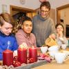 Adventsstimmung bei Tee und Plätzchen, hinten Leiterin Elke Becker. Adventsstimmung bei Tee und Plätzchen, hinten Leiterin Elke Becker.