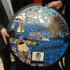 Ein kleines Kunstwerk ist der Kanaldeckel aus Würzburgs japanischer Partnerstadt Ôtsu. Ein kleines Kunstwerk ist der Kanaldeckel aus Würzburgs japanischer Partnerstadt Ôtsu.